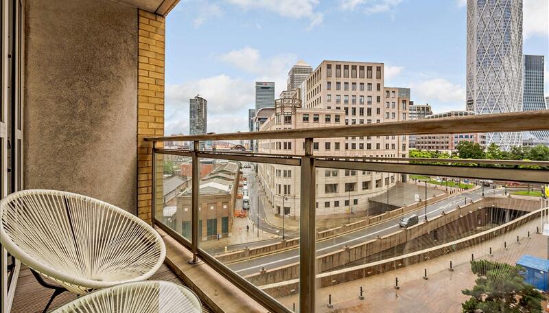 2 bed property in Westferry Circus, London